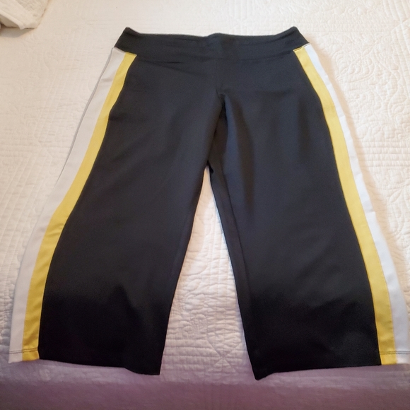 Izod golf capris with matching polo tops. - Picture 5 of 5